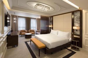 拉科鲁尼亚DoubleTree By Hilton A Coruña的一间带床的卧室和一间客厅
