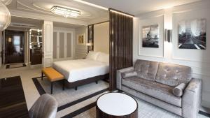 DoubleTree By Hilton A Coruña客房内的一张或多张床位