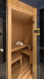 eine Sauna mit einer Holzbank in einem Zimmer in der Unterkunft DoubleTree By Hilton A Coruña in A Coruña