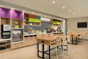 een restaurant met een bar met tafels en stoelen bij Home2 Suites By Hilton Ephrata in Ephrata