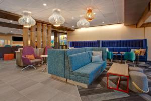 a lobby with a couch and chairs and tables at Tru By Hilton Alcoa Knoxville Airport, Tn in Alcoa