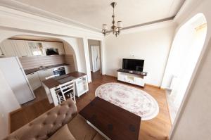 a living room with a dining room table and a kitchen at Aparthotel Mirage Sunset - zona Hotel Rex in Mamaia