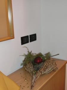 カヴァレーゼにあるAppartamento Gemelliのクリスマスの装飾が施されたテーブル