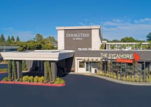 un edificio con un cartel que lee la tienda del tesoro en Doubletree By Hilton Chico, Ca, en Chico
