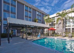 einem Pool vor einem Hotel mit einem Gebäude in der Unterkunft Doubletree By Hilton Chico, Ca in Chico