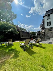 three chairs and a table in the grass at Elbershof Monschau in Monschau