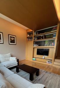 ドルスキニンカイにあるSausoji Apartmentのリビングルーム(白いソファ、コーヒーテーブル付)