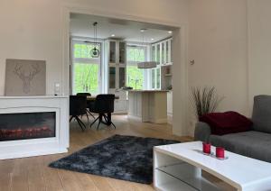 - un salon avec un canapé et une cheminée dans l'établissement Prinzenhof Suite, à Bad Harzburg