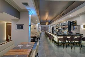 a bar in a restaurant with tables and chairs at The Roslyn, Tapestry Collection by Hilton in Roslyn