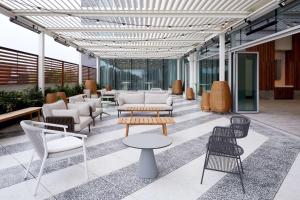 een lobby met banken, tafels en stoelen bij Homewood Suites By Hilton Montreal Midtown in Montreal