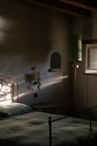 La Casa sopra il Castello - Portovenere في بورتوفينيري: غرفة نوم بسرير ومصباح اخضر