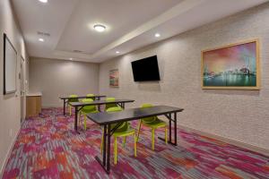 TV a/nebo společenská místnost v ubytování Home2 Suites Corpus Christi Southeast, Tx