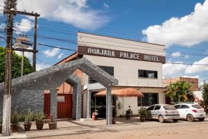 波多韋柳的住宿－Guajará Palace Hotel，街道上的建筑,前面有汽车停放