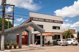 ein Gebäude auf einer Straße mit vor der Tür geparkt in der Unterkunft Guajará Palace Hotel in Porto Velho