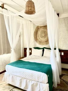um quarto com uma cama de dossel e cortinas brancas em PIER BEACH CLUB em Cabo Frio