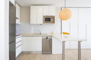 Kjøkken eller kjøkkenkrok på Home2Book Stylish Sea Views Studio Santa Cruz