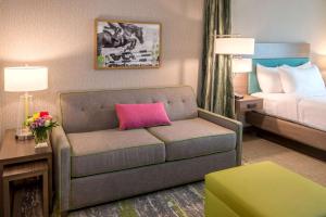 sala de estar con sofá y cama en Home2 Suites By Hilton Memphis East / Germantown, Tn en Memphis