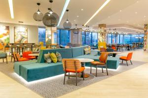 um restaurante com mobiliário colorido, mesas e cadeiras em Hampton By Hilton Blackburn em Blackburn