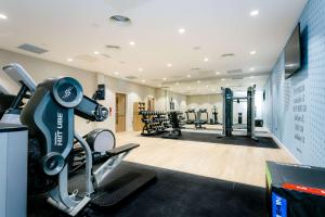 uma sala de fitness com um ginásio com máquinas de andar em Hampton By Hilton Blackburn em Blackburn