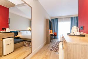 Hampton By Hilton Blackburn客房内的一张或多张床位