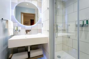 Hampton By Hilton Blackburn的一间浴室