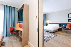 Hampton By Hilton Blackburn客房内的一张或多张床位