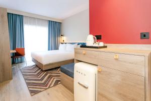 Hampton By Hilton Blackburn的厨房或小厨房