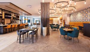 um restaurante com mesas e cadeiras e um bar em Hilton Garden Inn Moncton Downtown, Nb em Moncton