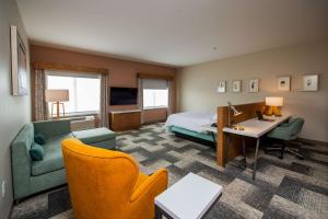 una camera d'albergo con letto e scrivania di Hilton Garden Inn Moncton Downtown, Nb a Moncton