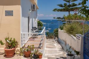una escalera con vistas al océano en Anna House, en Panteli