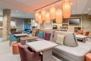 Home2 Suites by Hilton Fort Worth Cultural District的休息区