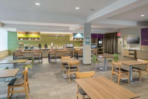 Home2 Suites by Hilton Fort Worth Cultural District餐厅或其他用餐的地方