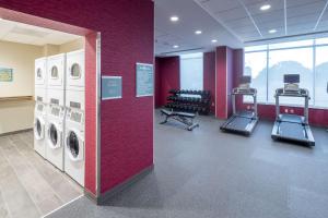 Home2 Suites by Hilton Fort Worth Cultural District的健身中心和/或健身设施