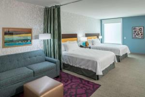 Home2 Suites by Hilton Fort Worth Cultural District客房内的一张或多张床位