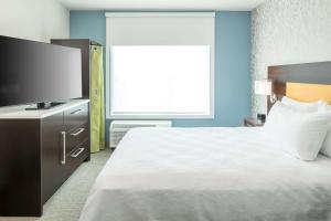 Home2 Suites by Hilton Fort Worth Cultural District客房内的一张或多张床位