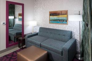 Home2 Suites by Hilton Fort Worth Cultural District客房内的一张或多张床位