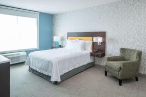 Home2 Suites by Hilton Fort Worth Cultural District客房内的一张或多张床位