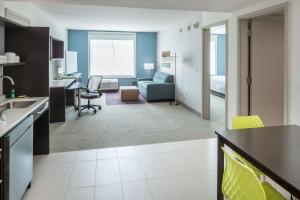 Home2 Suites by Hilton Fort Worth Cultural District的厨房或小厨房