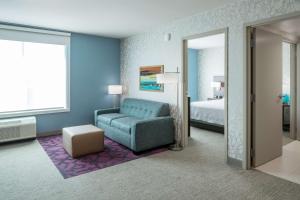 Home2 Suites by Hilton Fort Worth Cultural District客房内的一张或多张床位