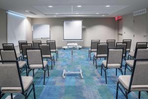 Home2 Suites by Hilton Fort Worth Cultural District商务区和/或会议室