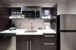 Home2 Suites by Hilton Fort Worth Cultural District的厨房或小厨房