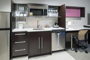 Home2 Suites by Hilton Fort Worth Cultural District的厨房或小厨房