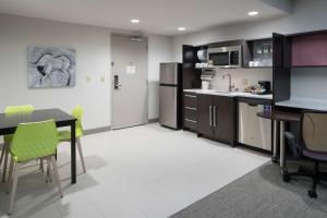 Home2 Suites by Hilton Fort Worth Cultural District的厨房或小厨房