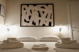 a bedroom with a bed with two towels on it at La casetta del SI minore in Bari