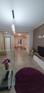 Casa Glicine في ميلاتسو: غرفة معيشة مع أريكة وطاولة