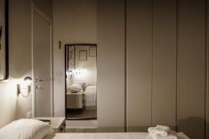 a bedroom with a mirror and a bed in it at La casetta del SI minore in Bari