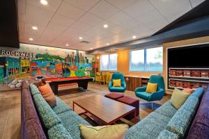 ein Wohnzimmer mit Sofas und einer Tischtennisplatte in der Unterkunft Tru By Hilton Rockwall Dallas, Tx in Rockwall