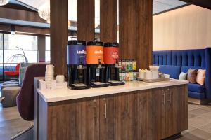 Příslušenství pro přípravu čaje a kávy v ubytování Tru By Hilton Rockwall Dallas, Tx
