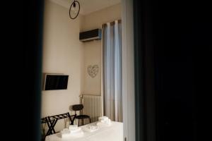 a room with a mirror and a table with chairs at La casetta del SI minore in Bari