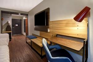 TV a/nebo společenská místnost v ubytování Tru By Hilton Rockwall Dallas, Tx